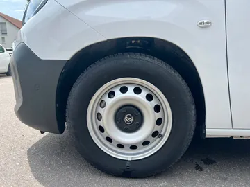 Car image 22