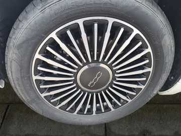 Car image 16