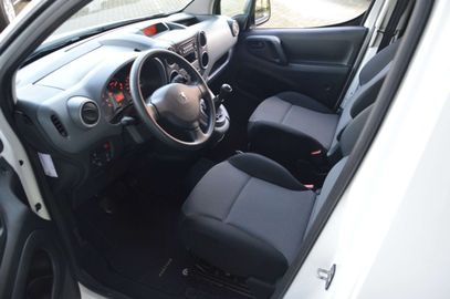 Car image 10