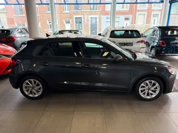 Car image 19