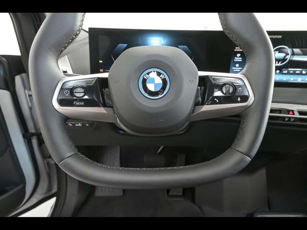 BMW iX xDrive40 240 kW image number 8