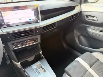 Car image 29