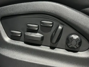 Car image 40