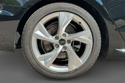 Car image 26
