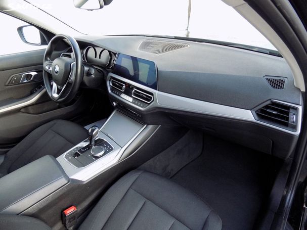 BMW 320d Touring xDrive 140 kW image number 17