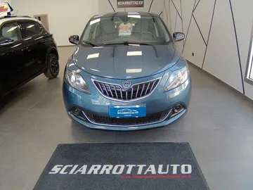 Car image 4