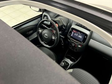 Car image 14