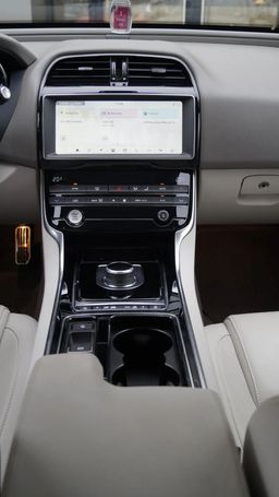 Jaguar XE 147 kW image number 22