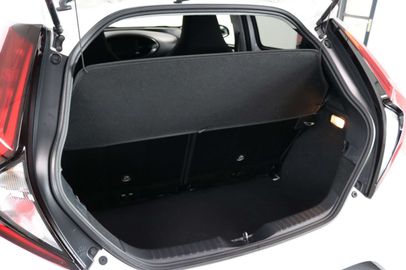 Car image 26