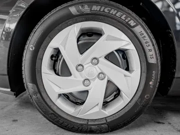 Car image 28