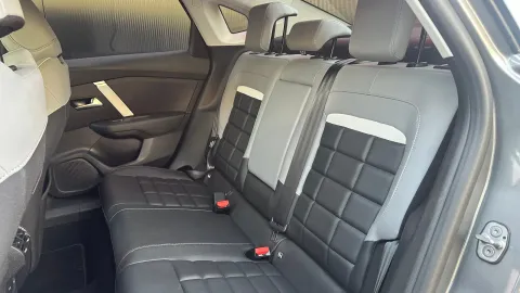 Car image 32