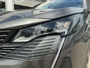 Car image 27