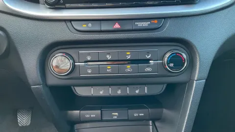 Car image 32