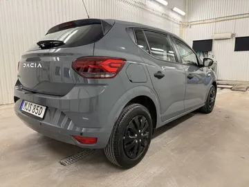 Car image 4