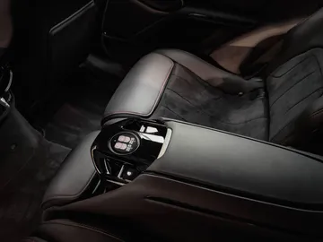 Car image 32