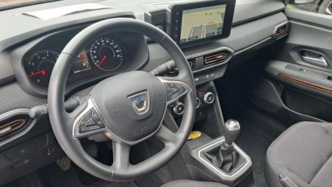 Car image 14