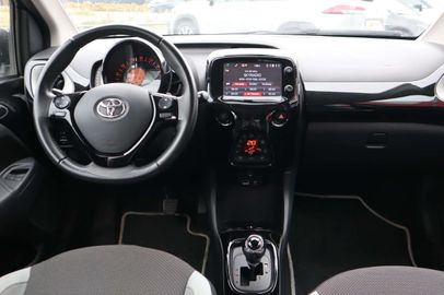 Car image 14