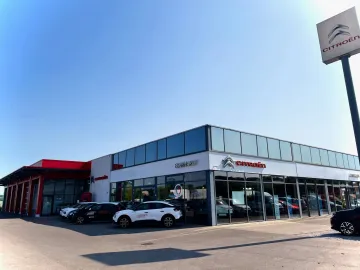 Car image 18