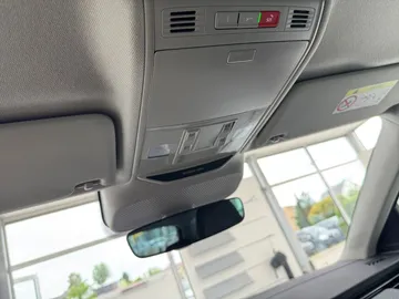 Car image 32