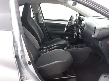 Car image 30