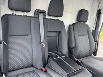 Car image 32
