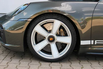 Car image 32