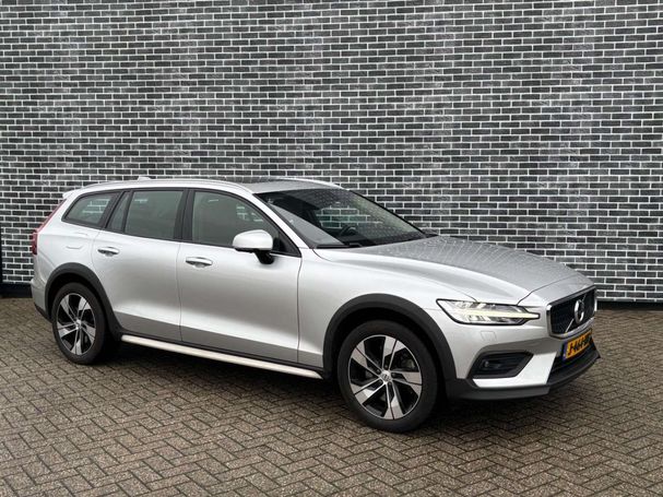 Volvo V60 Cross Country AWD Pro B5 184 kW image number 2