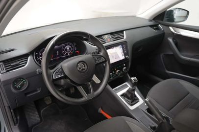 Car image 16