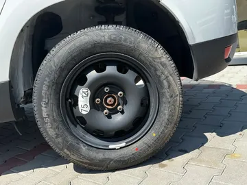 Car image 23