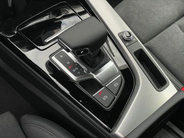 Car image 19