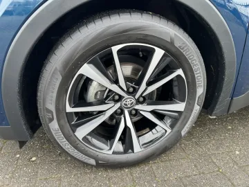 Car image 26