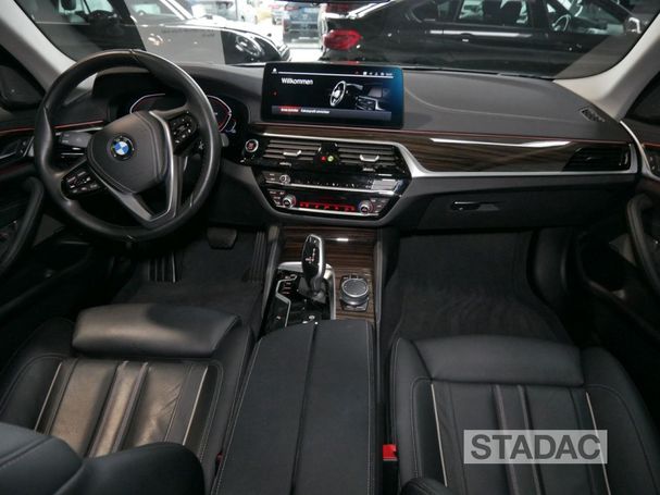 BMW 540i Touring xDrive 245 kW image number 11