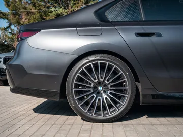 Car image 30