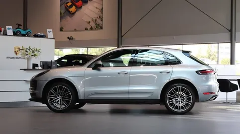 Car image 3