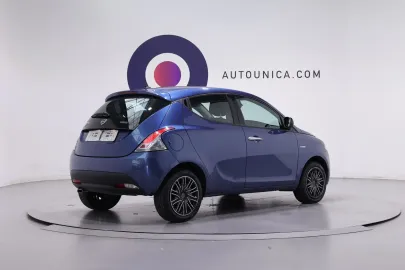 Car image 4