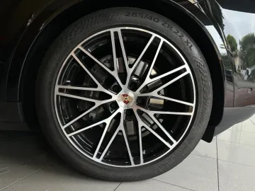 Car image 26