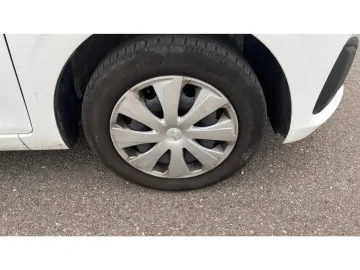 Car image 32