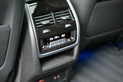 Car image 32