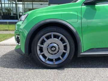 Car image 26