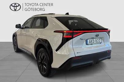 Car image 4