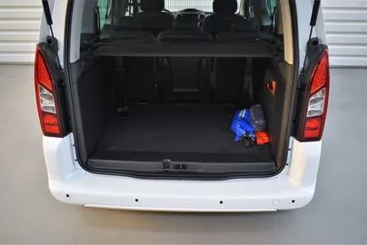 Car image 26