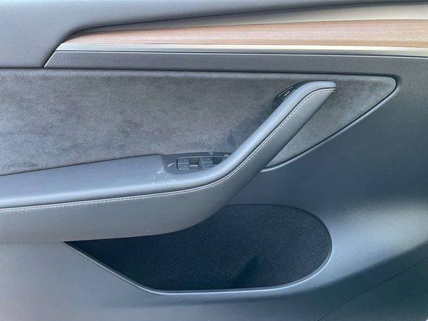 Tesla Model Y Long Range AWD 258 kW image number 10