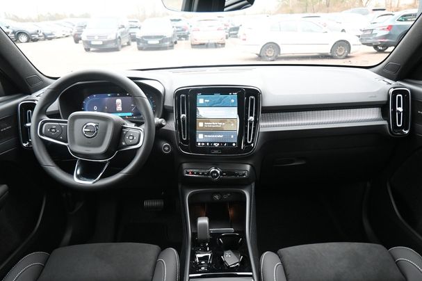 Volvo XC40 B3 Plus Dark DKG 120 kW image number 17