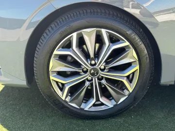 Car image 30