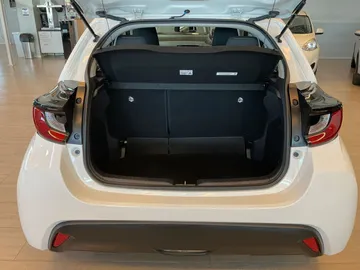 Car image 13