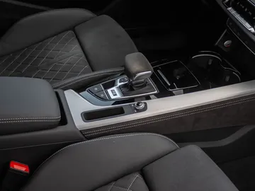 Car image 30