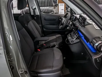 Car image 4