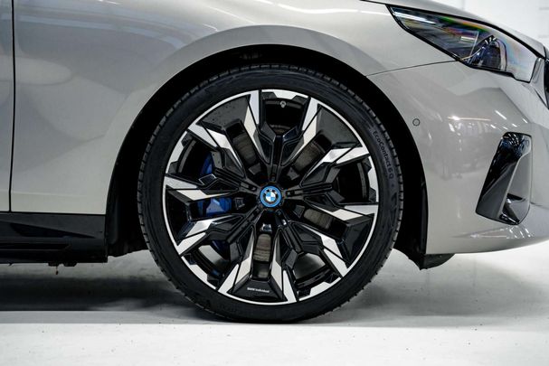 BMW 550 e xDrive 360 kW image number 13