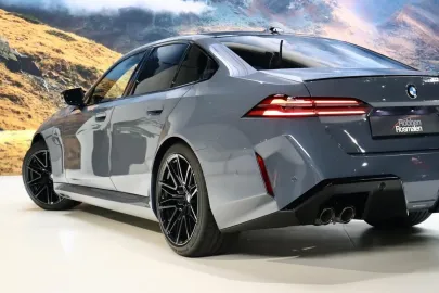 Car image 4