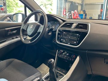 Car image 14